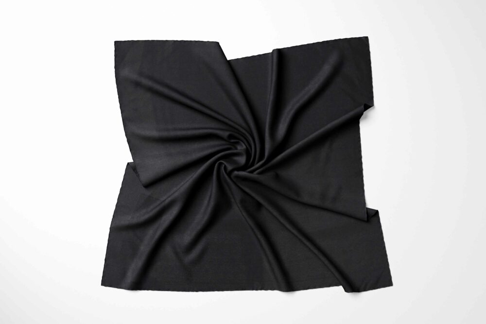 X001B1Q8XX_Foulard_55x55_en_soie_noir_2_BR.jpg