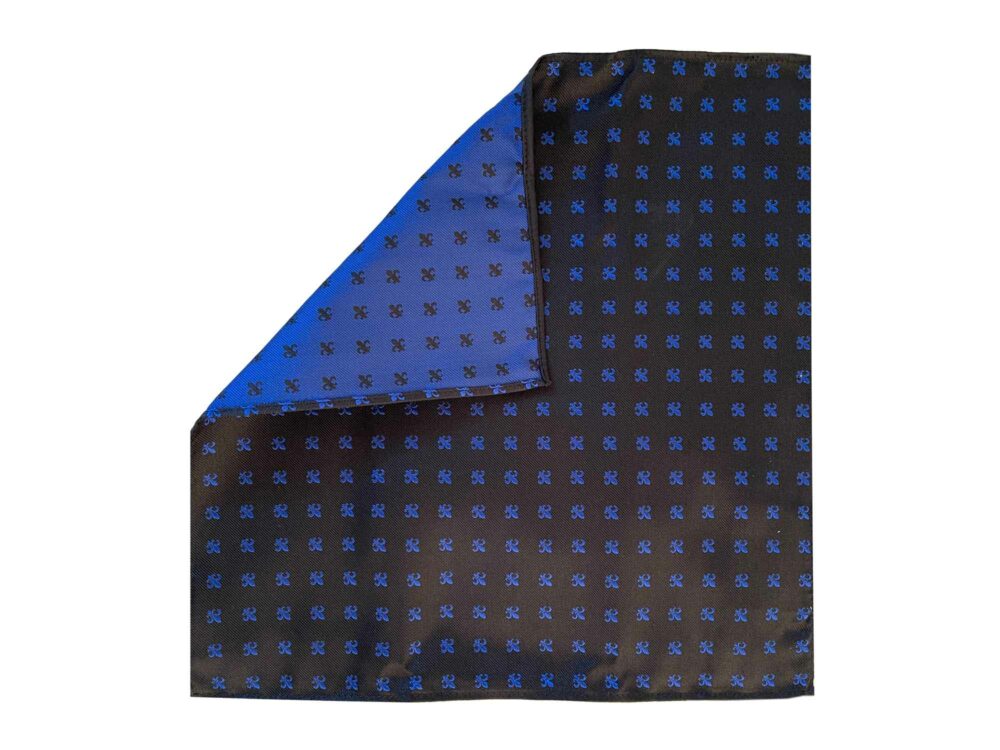 X001C1BSYL_Einstecktuch_25x25_Seide_Fleur_de_Lis_schwarz_blau_2_BR.jpg