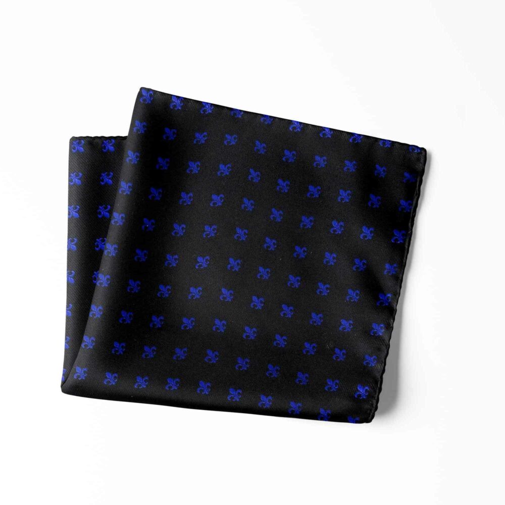 X001C1BSYL_Einstecktuch_25x25_Seide_Fleur_de_Lis_schwarz_blau_4_BR.jpg