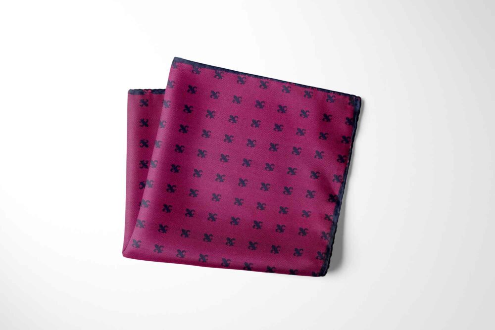 X001C1FRG1_Pocket_square_Fleur_de_Lis_Silk_25x25_Dark_blue_fuchsia_4_BR.jpg